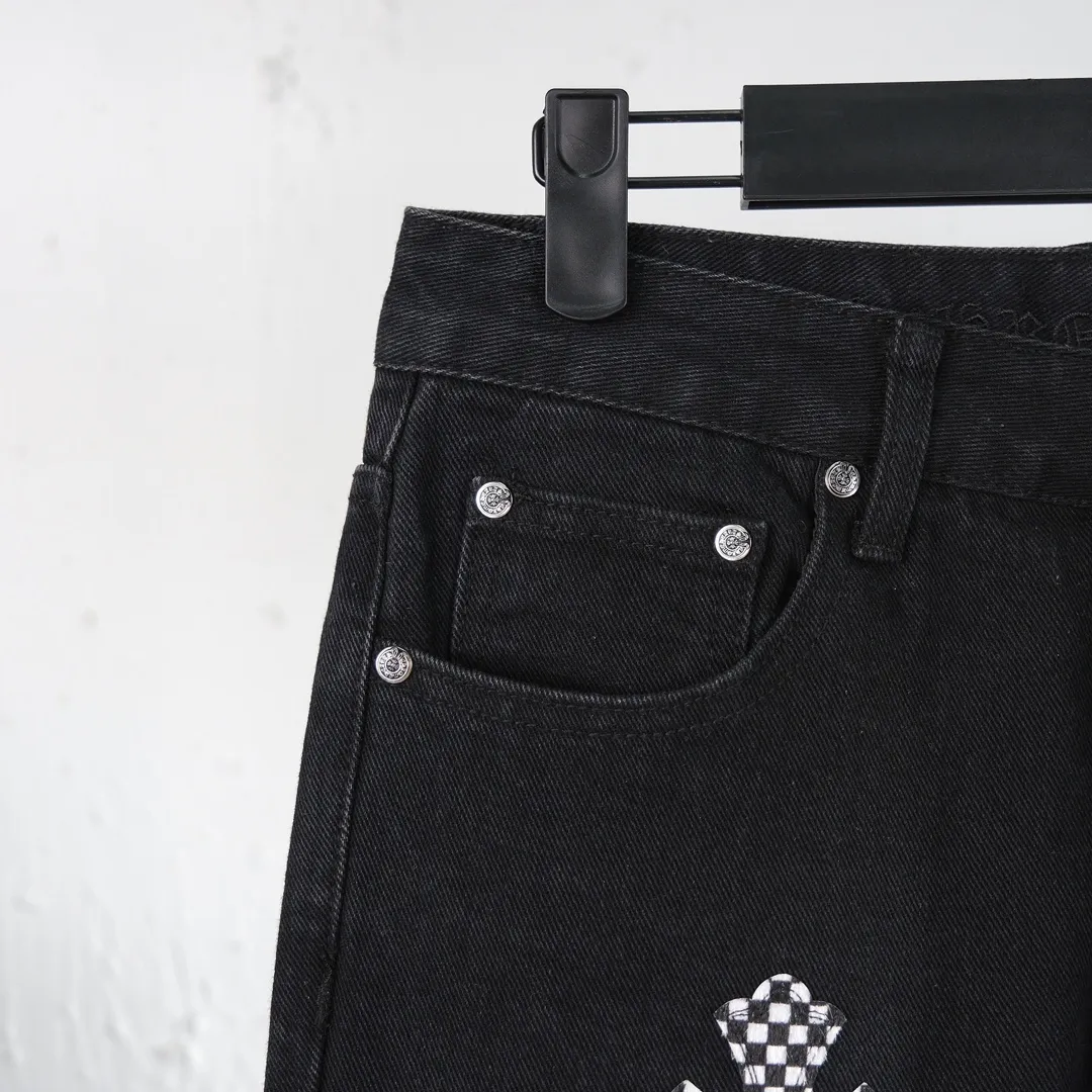 P280 (top version) Chrome hearts new city-limited flame plaid black and pink jeans Chrome hearts city-limited jeans Hardware customization Original development vintage levis American-made 501 black and gray base remake Levi's American-made 501 base imported sheepskin 925 silver remake [Top heavy industry fashion design] Consistently high-street luxury style. Speaking of this style, the Zangyin family and GU family are definitely the leading representative brands. Especially the Zangyin family has really achieved a state-of-the-art effect in creating high-street style. The unique washed material is used to create this style. The color system is already quite eye-catching. After it is decorated with patchwork cross flowers, it cleverly highlights the charm of the brand. Secondly, this style uses classic The high-waist cutting design highlights the long legs and fashionable temperament of the upper body. The brand is highly recognizable and the slim fit configuration is more suitable for daily wear. It is a product that interprets personality, fashion, and specifications at a glance. This single product is enough to make any fan excited. It can be a white T-shirt for a youthful college style, or a tight suspender for a royal style. It has strong matching ability and can be easily controlled by men.  [Materials and craftsmanship] Needless to say, this point goes without saying. As an excellent craftsman brand, Zangyin’s requirements for details and craftsmanship are really perfect. The washed color of this model has gone through so many processes, not to mention the embellishment of denim appliques. It is also purely hand-made and sewn. Just like what they believe in, only hand-made things have soul and have the meaning of wear. A top-notch heavy-duty fashionable denim item, I look forward to your perfect interpretation! !  Color: Black Size: S M L XL